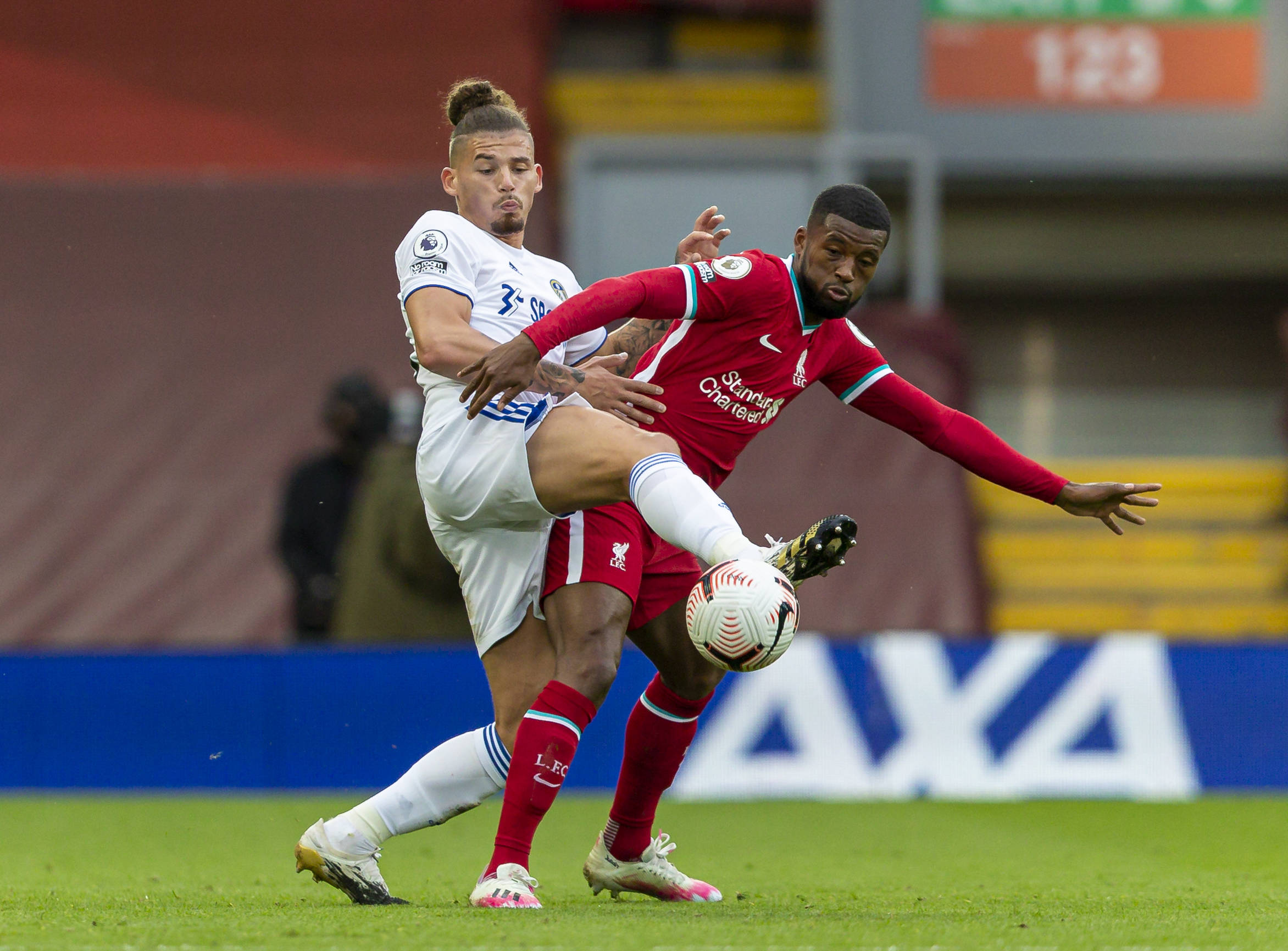 场球员以其 场球员以其